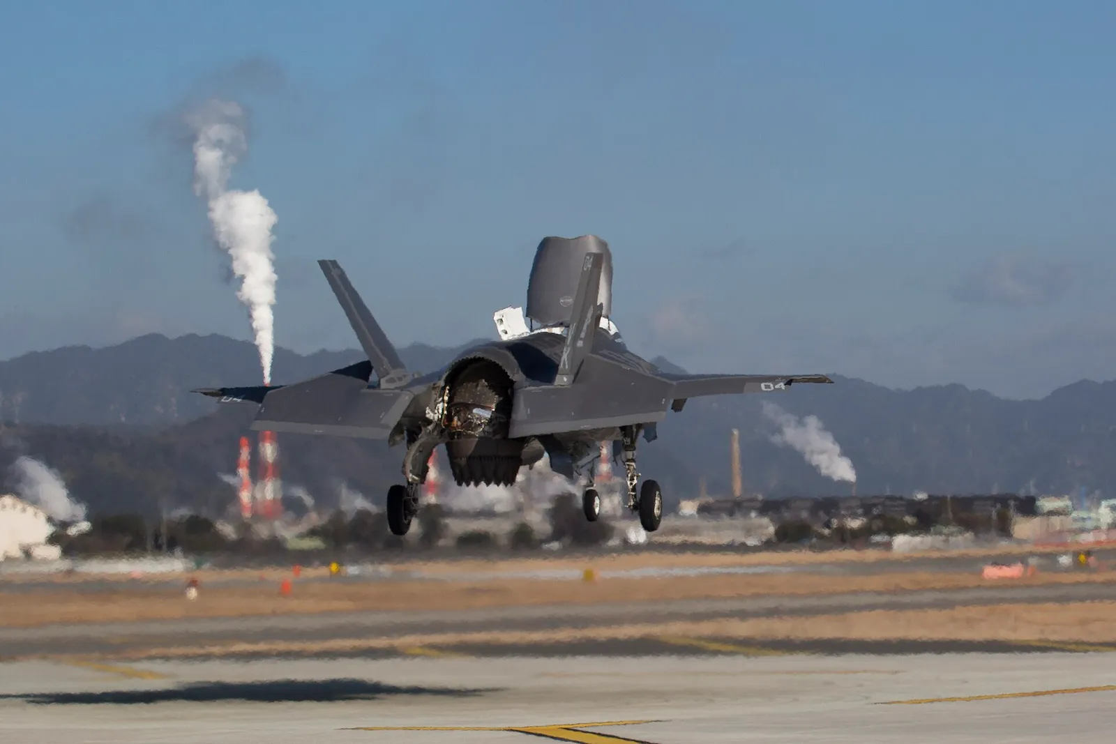 F-35-hävittäjä lennossa