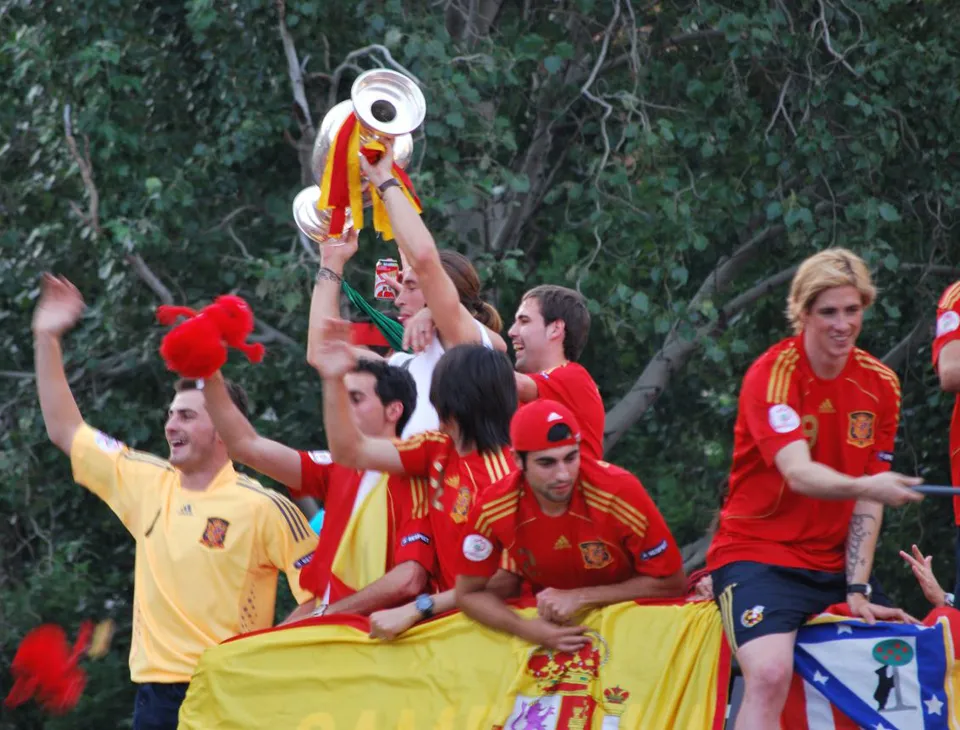 Espanjan jalkapallon kannattajia juhlimassa (kuvituskuva)