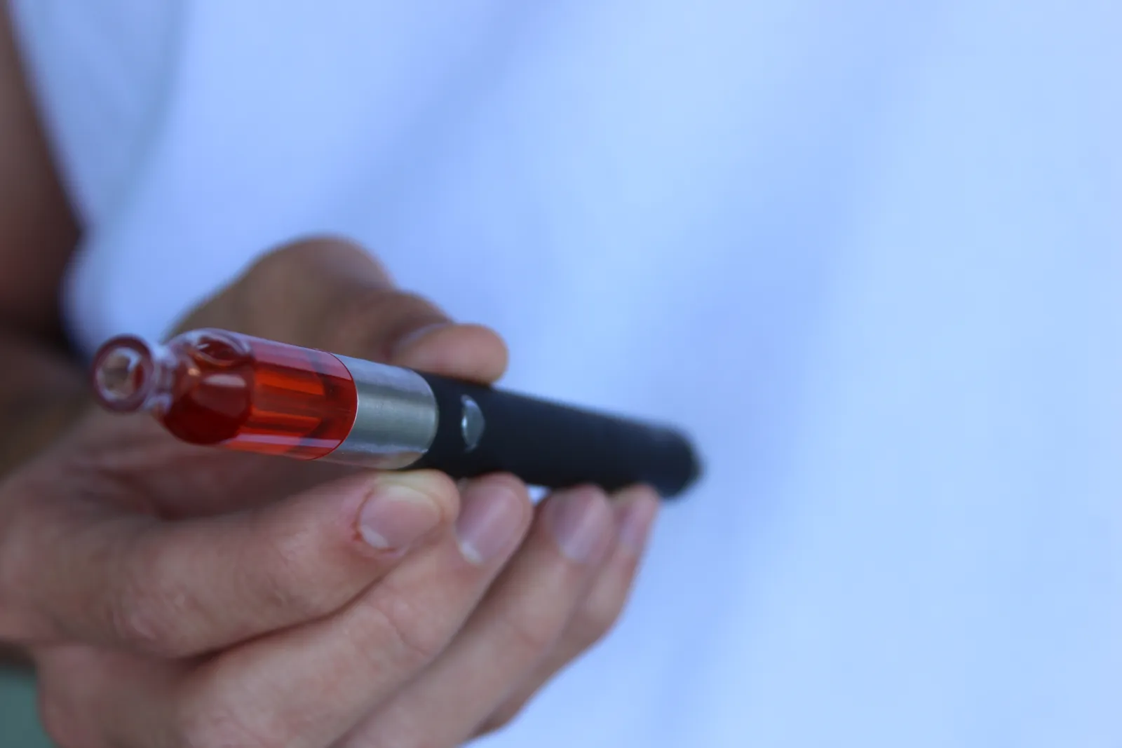 Sähkötupakka eli vape kädessä