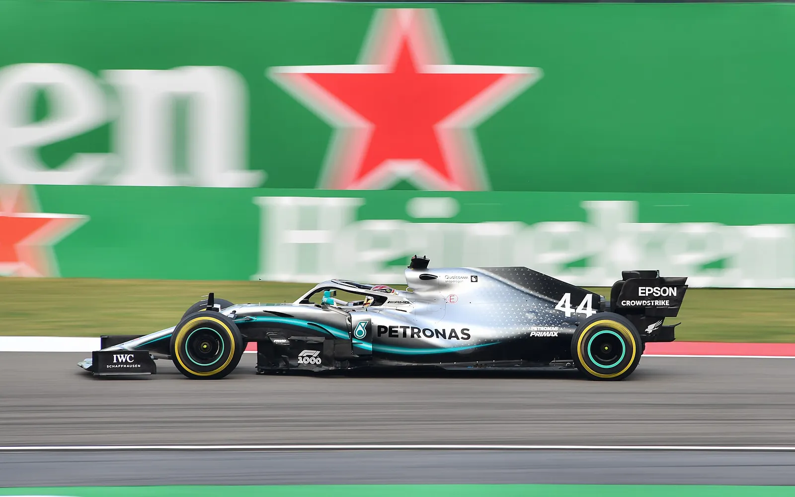 Formula 1 -auto radalla (kuvituskuva)