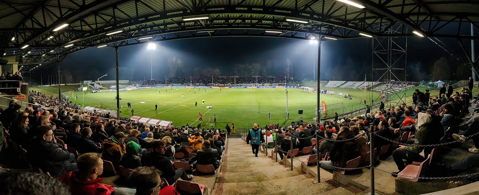Jalkapallo-ottelu stadionilla (kuvituskuva)