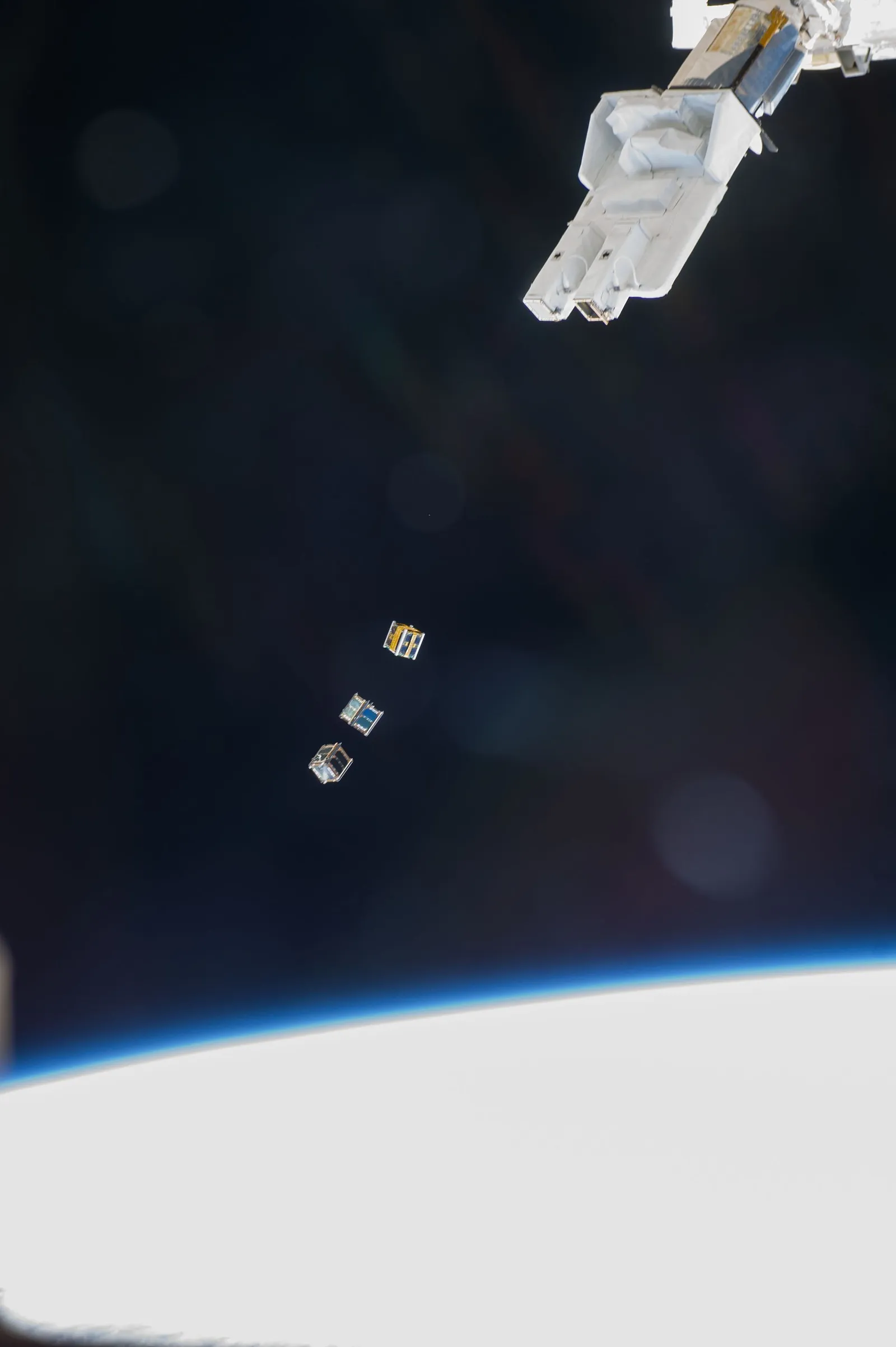 CubeSat-minisatelliitteja avaruudessa
