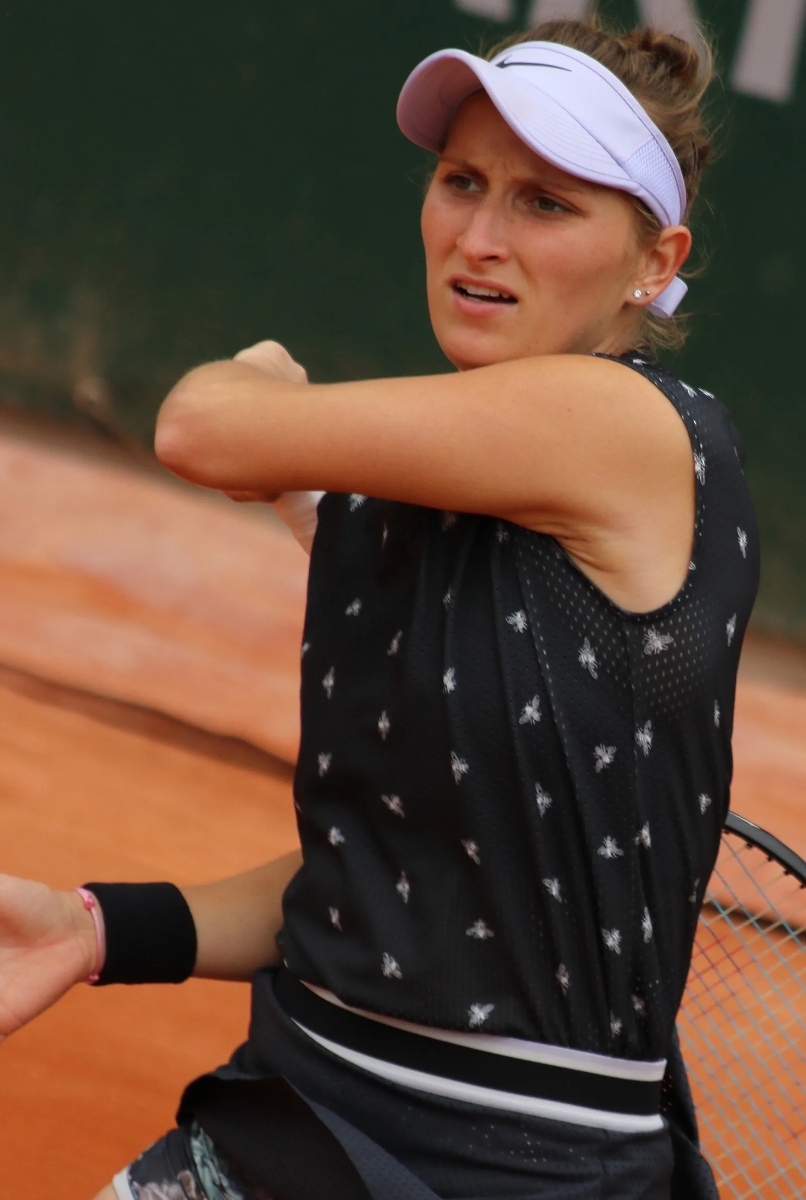 Marketa Vondrousova tenniskentällä