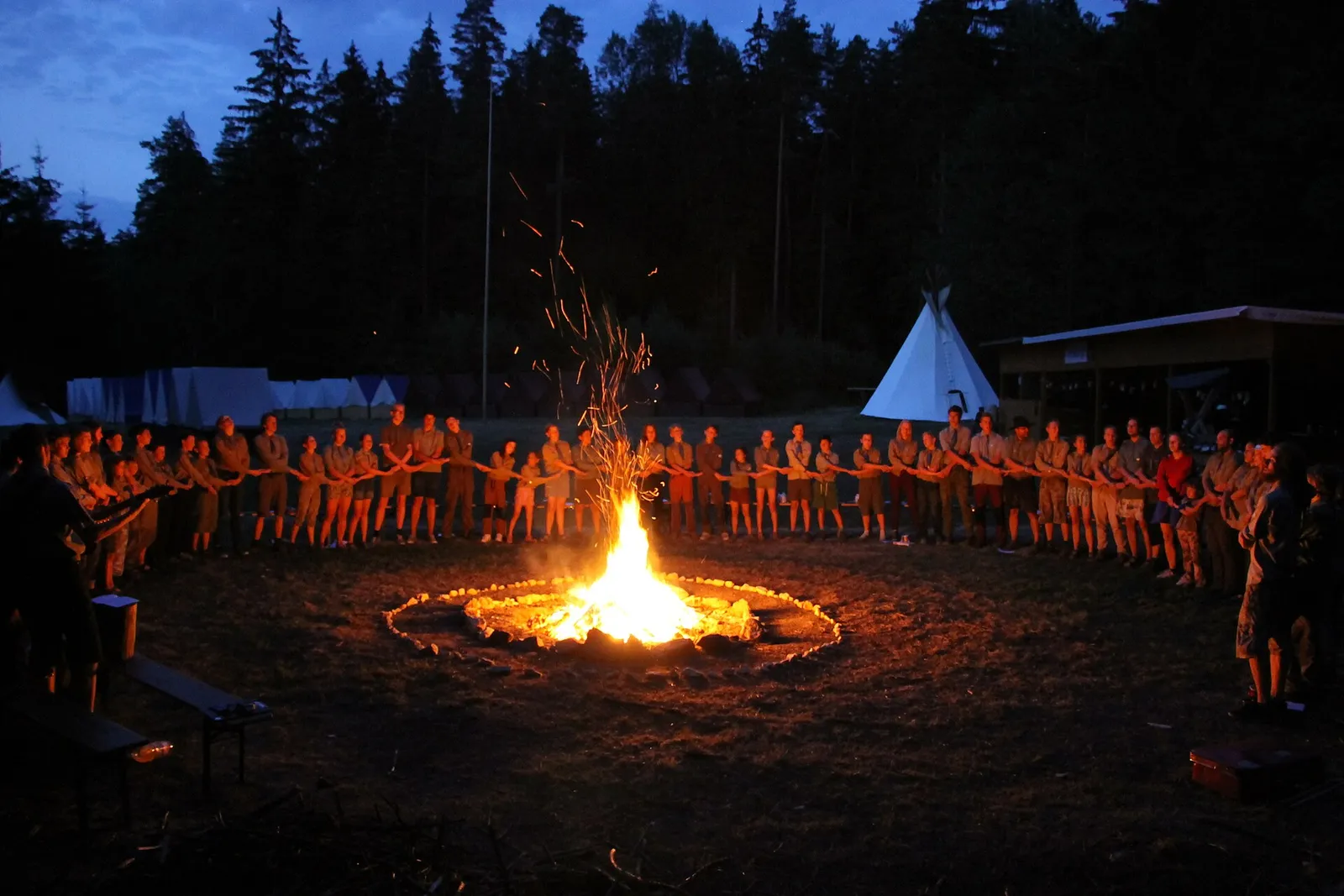 Leirinuotio iltahämärässä