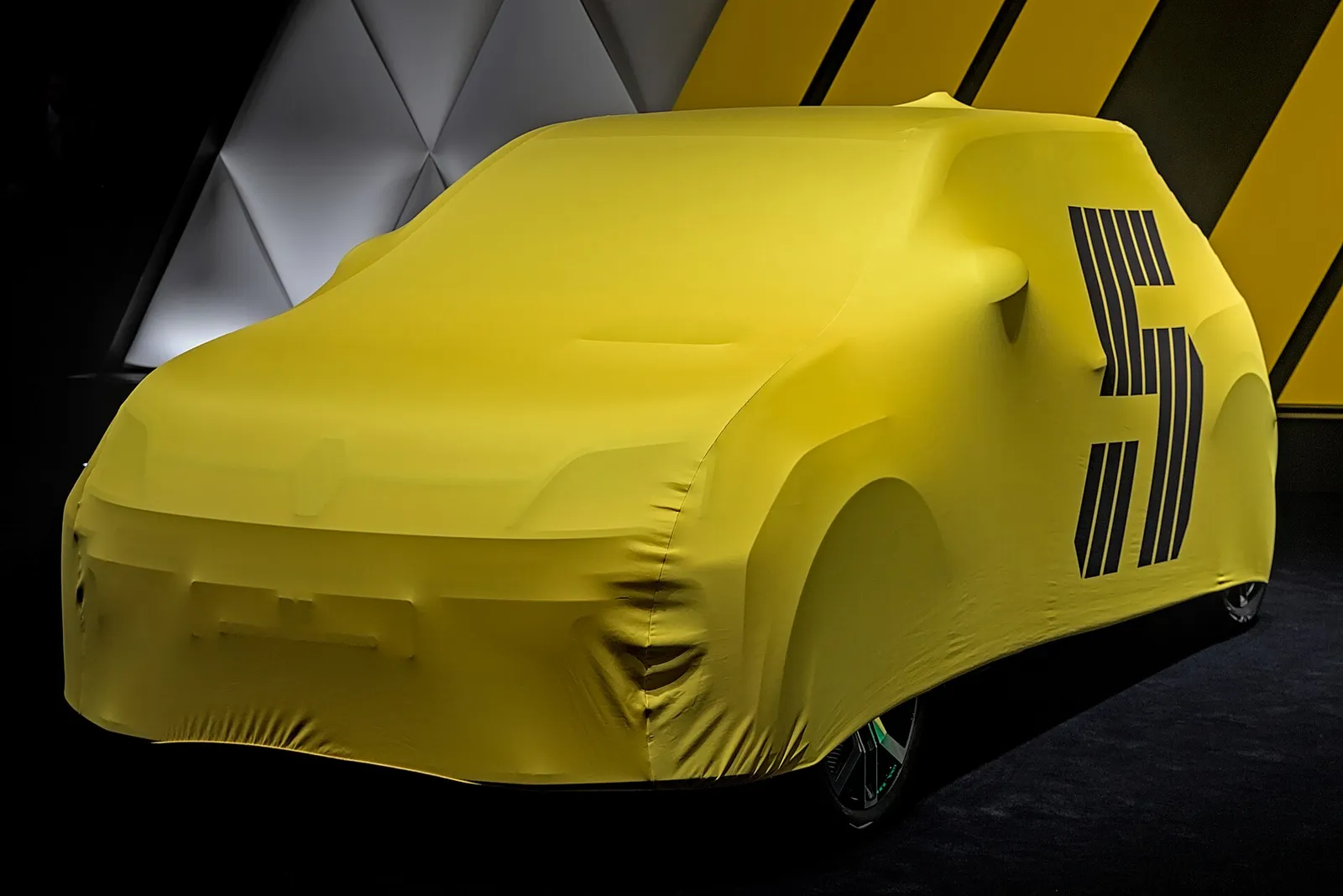 Renault 5 E-Tech autonäyttelyssä