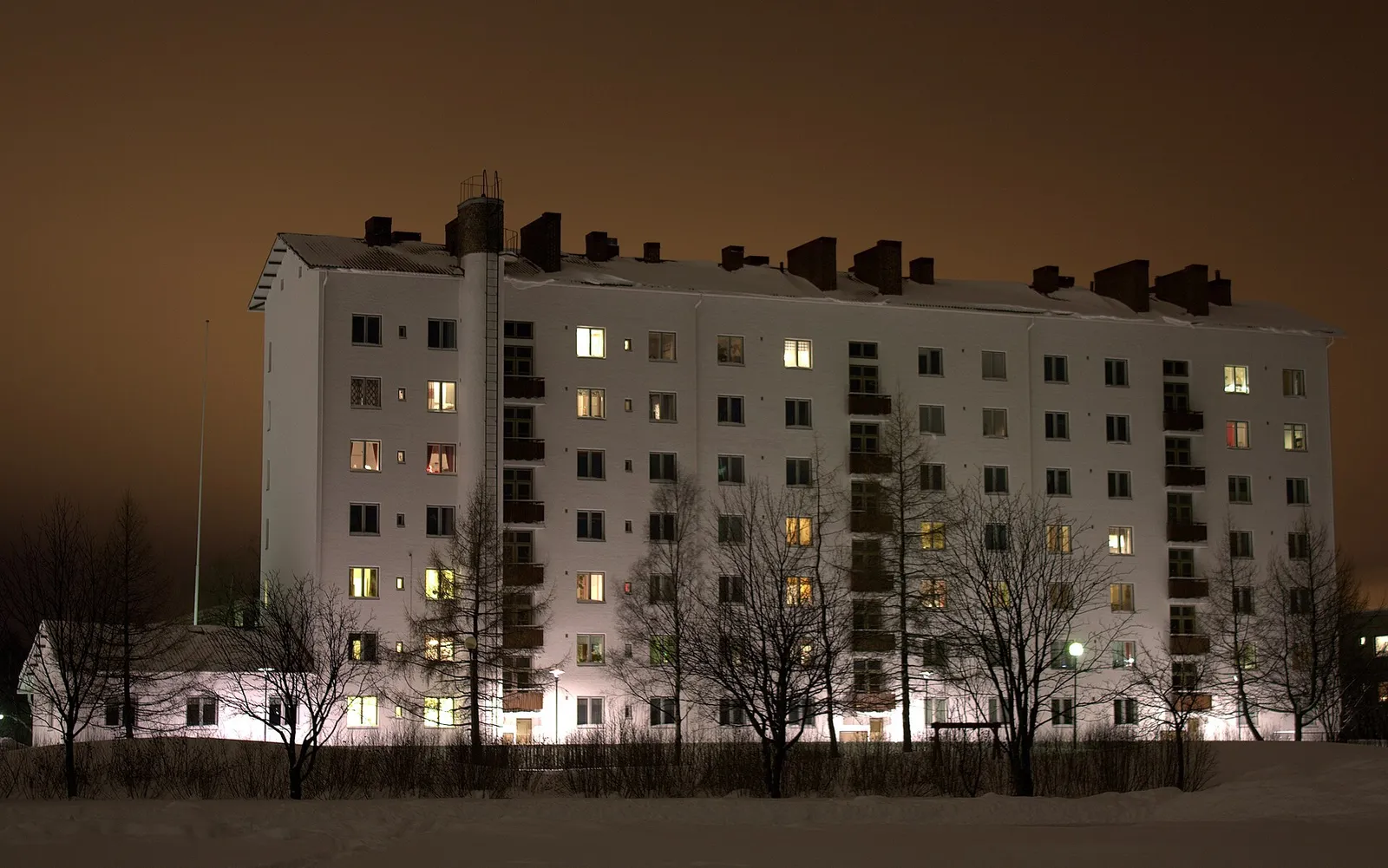 Kerrostalon parvekkeita