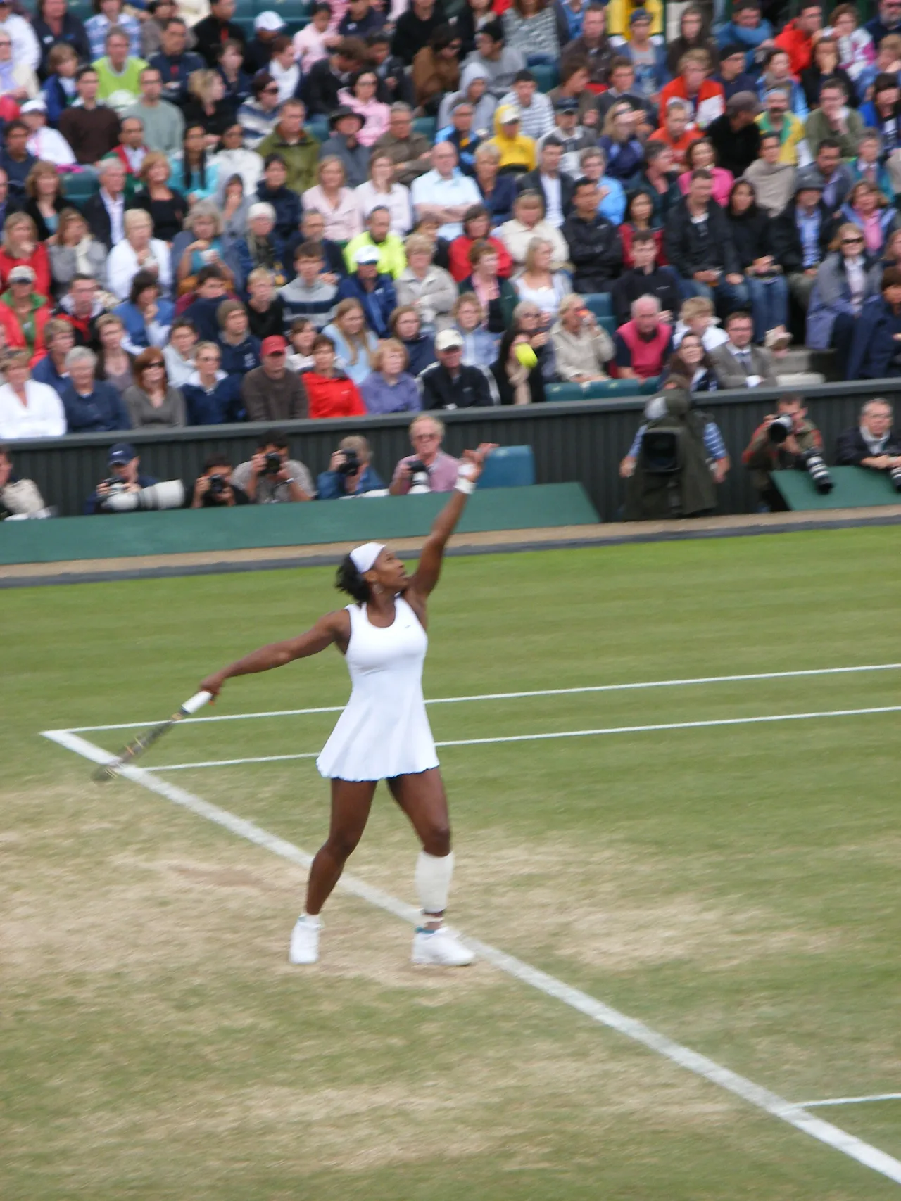 Serena Williams syöttämässä Wimbledonissa