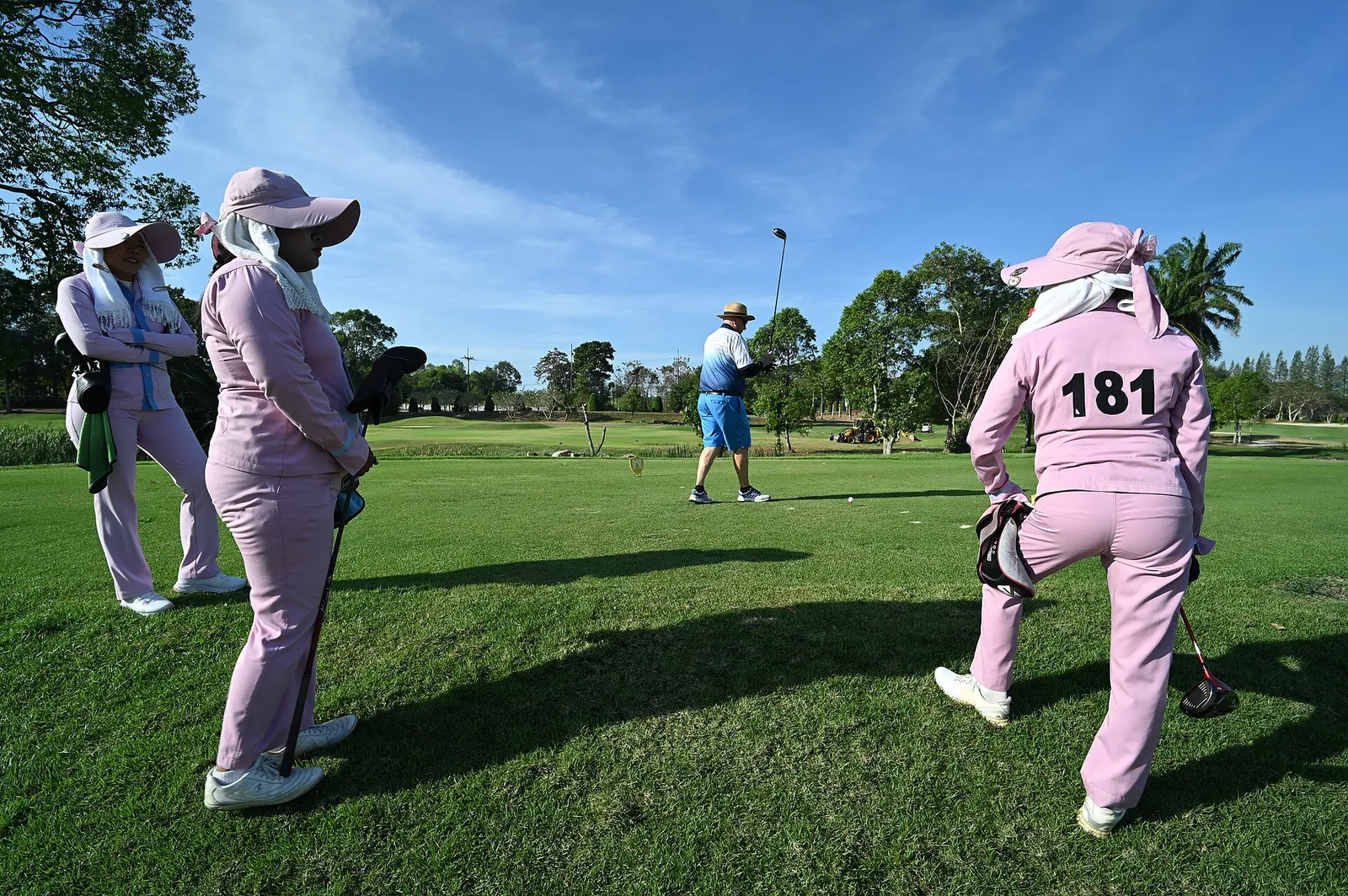 Golfaaja puttaamassa (kuvituskuva)