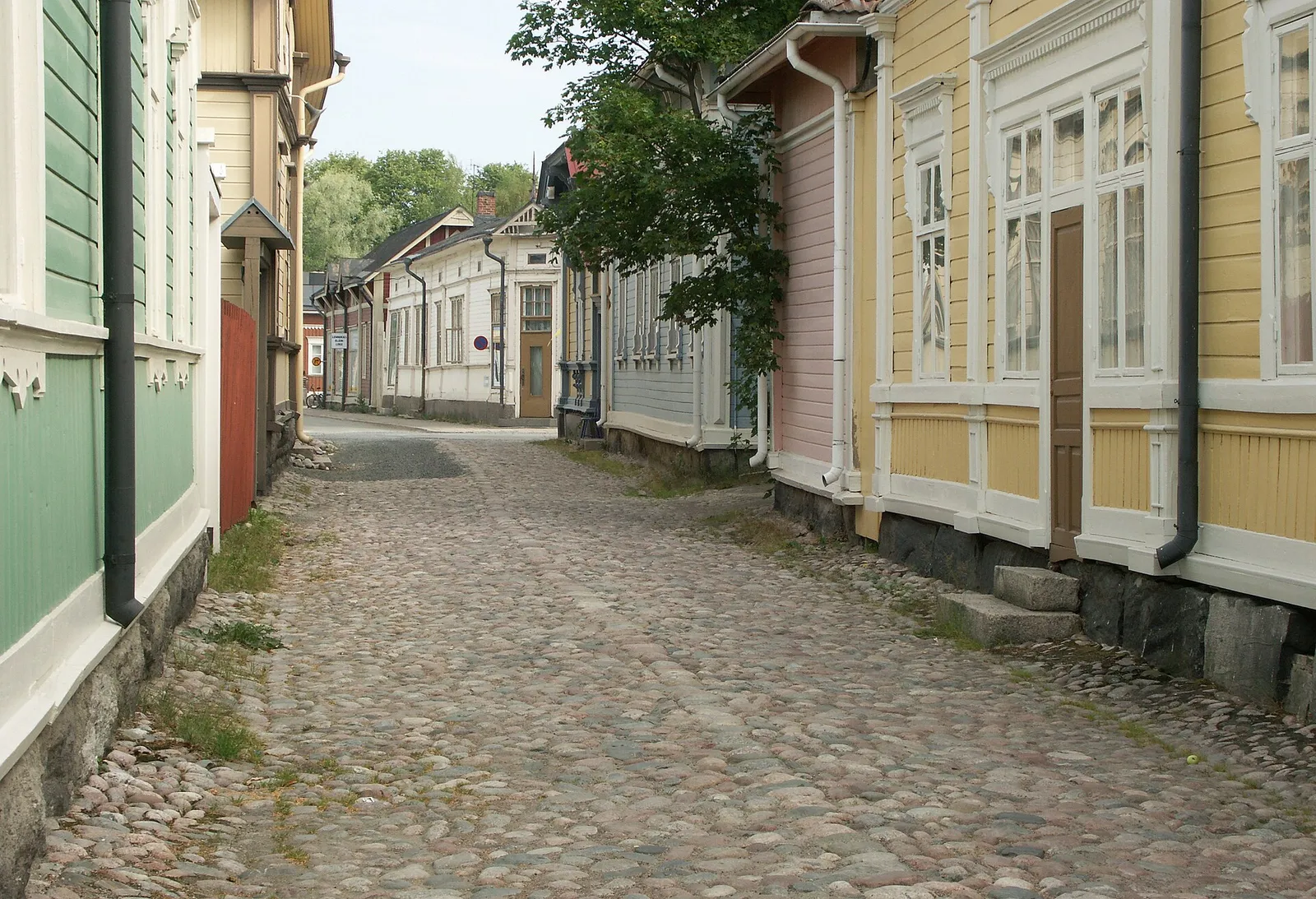 Vanhan Rauman puutalokatu mukulakivineen