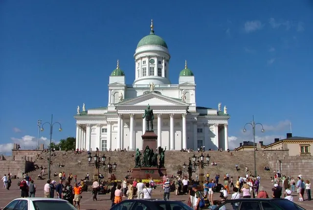 Matkailijoita Senaatintorilla Helsingissä