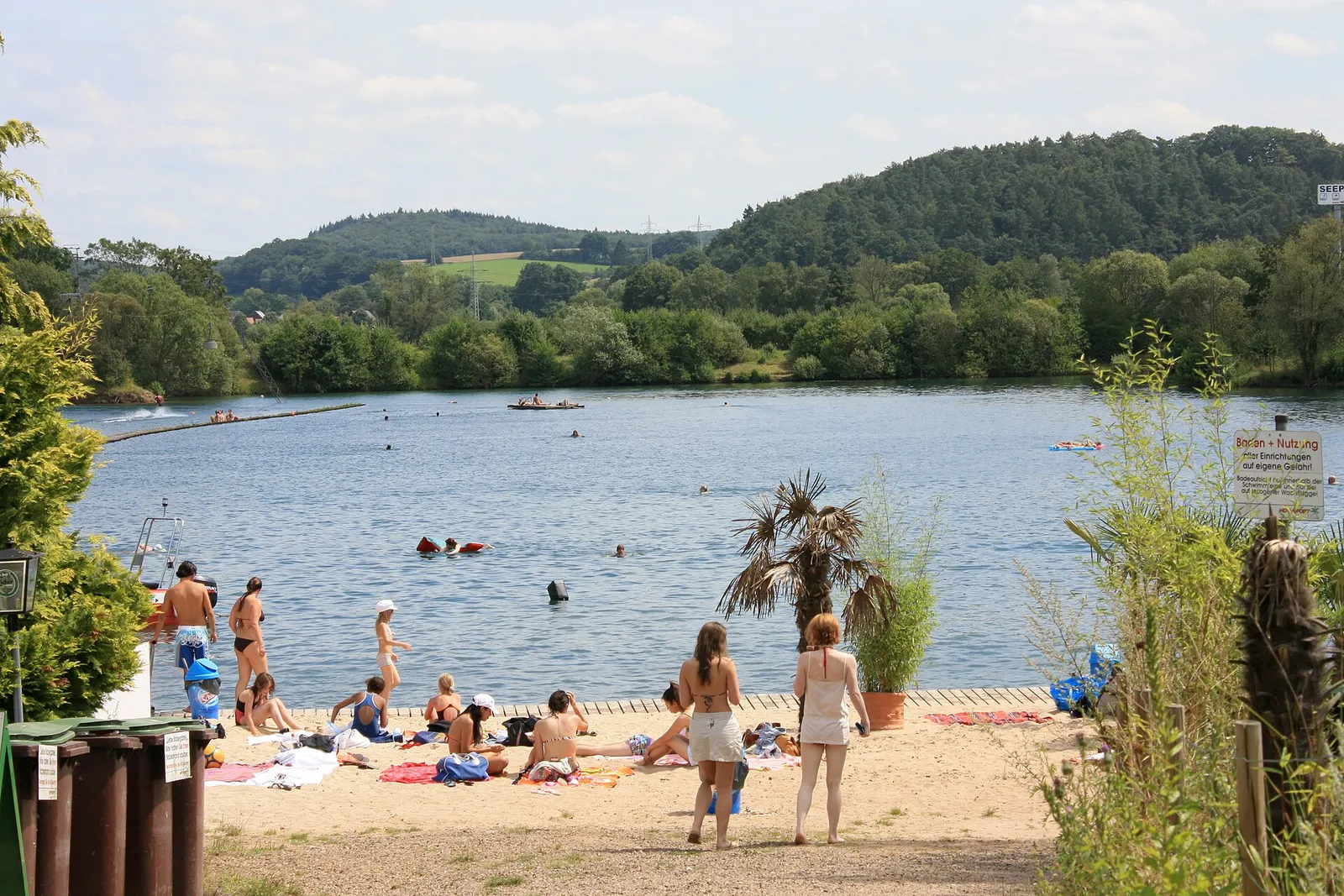 Uimaranta järvellä kesällä