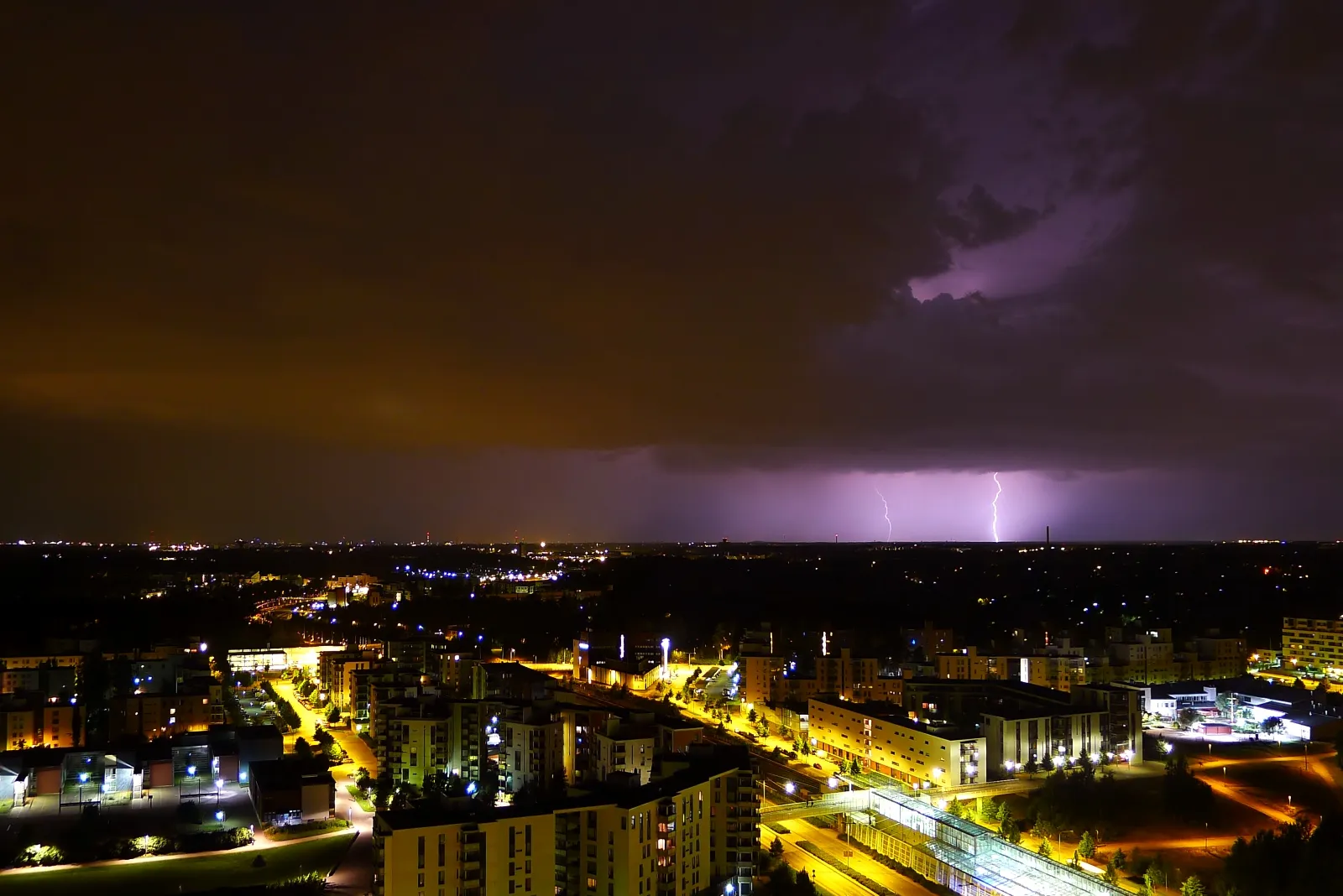 Salamointia taivaalla Helsingissä