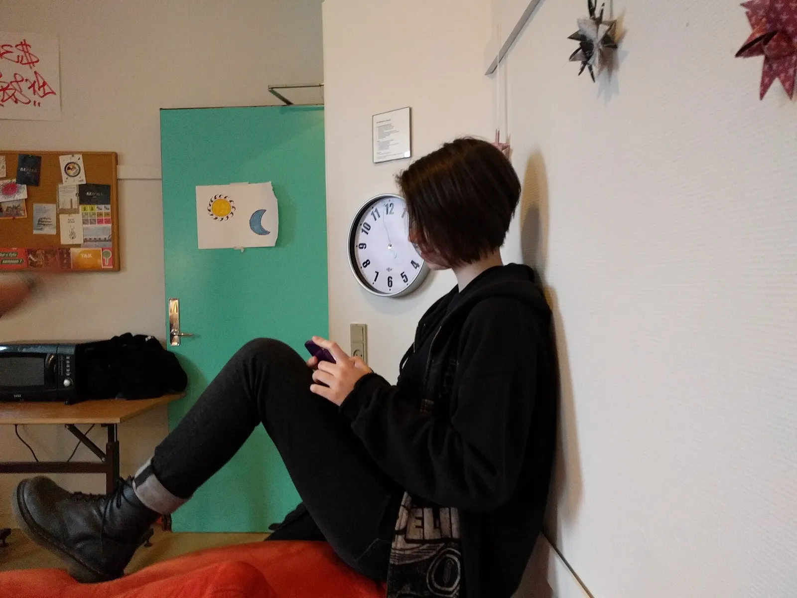 Nuori käyttää älypuhelinta