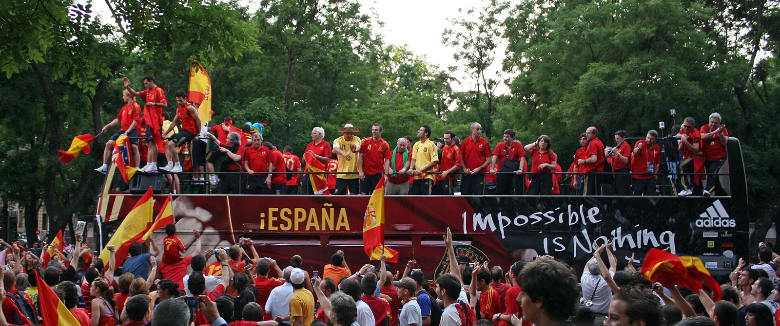 Espanjalaiset kannattajat juhlivat kadulla
