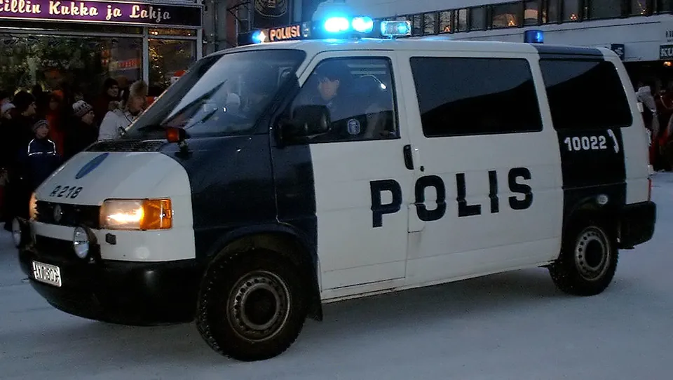 Suomalainen poliisiauto kadulla