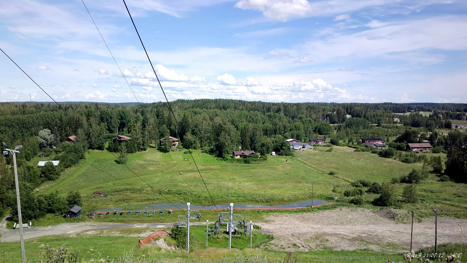 Kesäinen suomalainen maisema ja pilvinen taivas