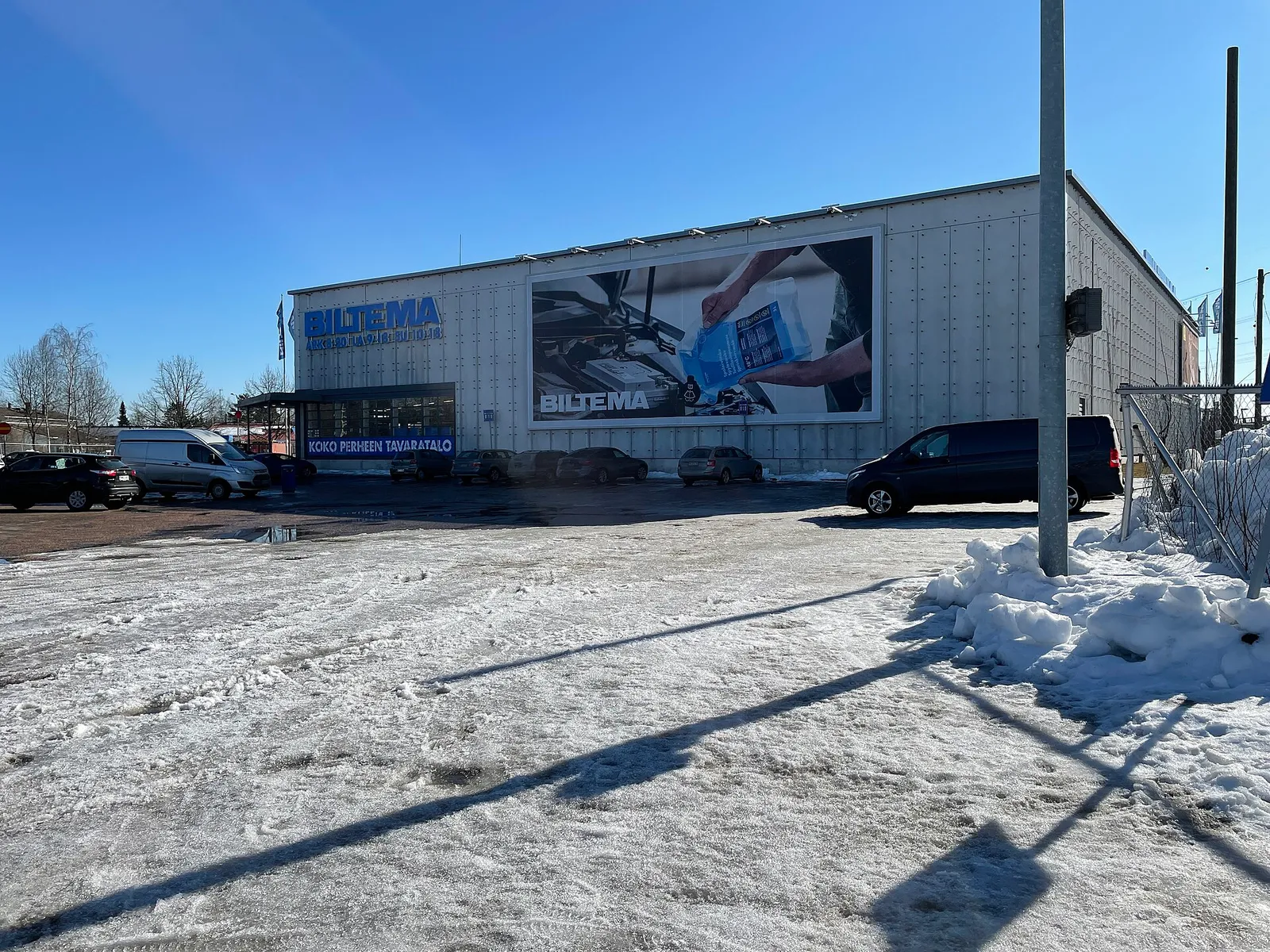 Bilteman myymälä Helsingin Suutarilassa