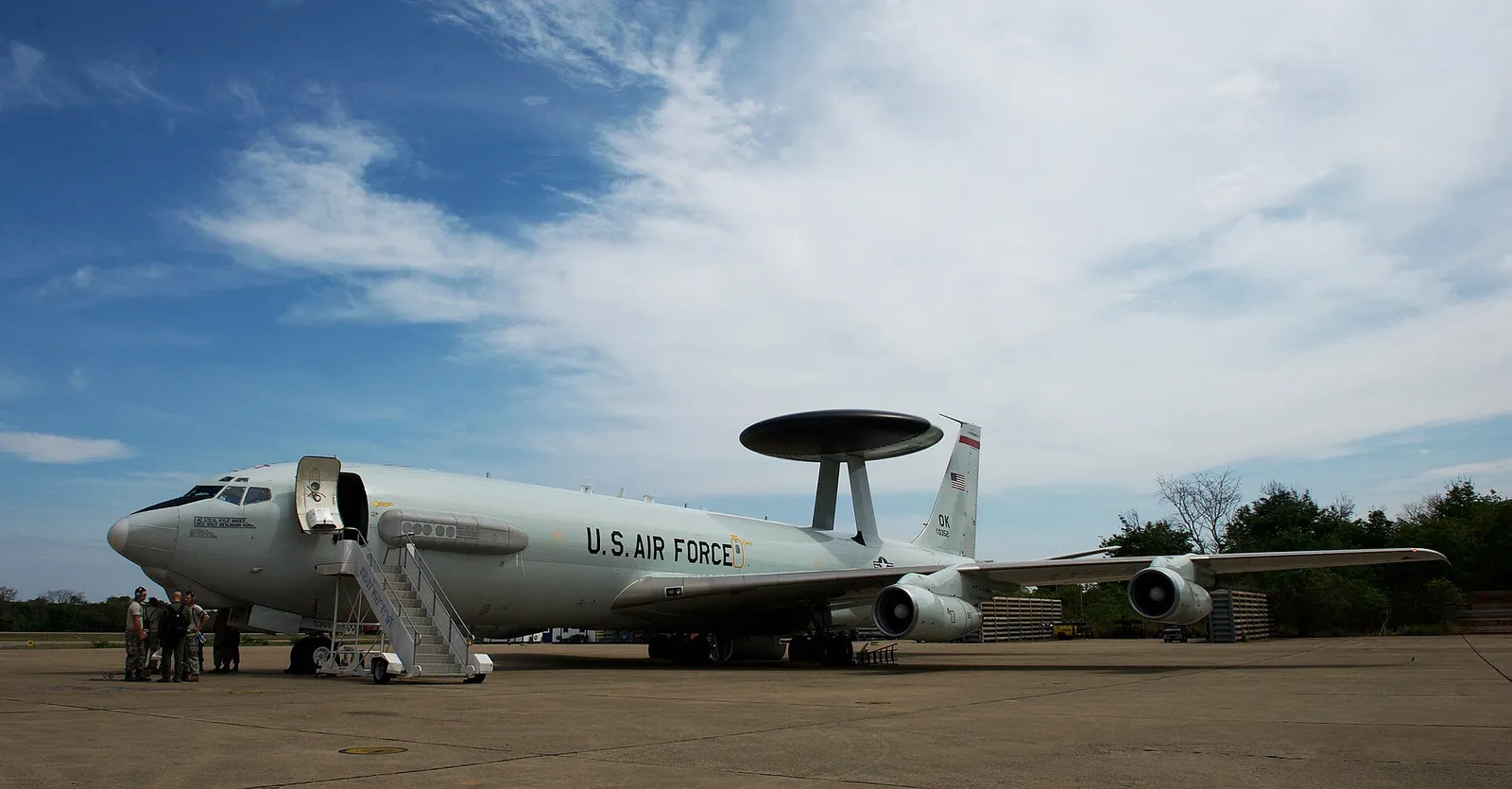 AWACS-valvontakone lennossa