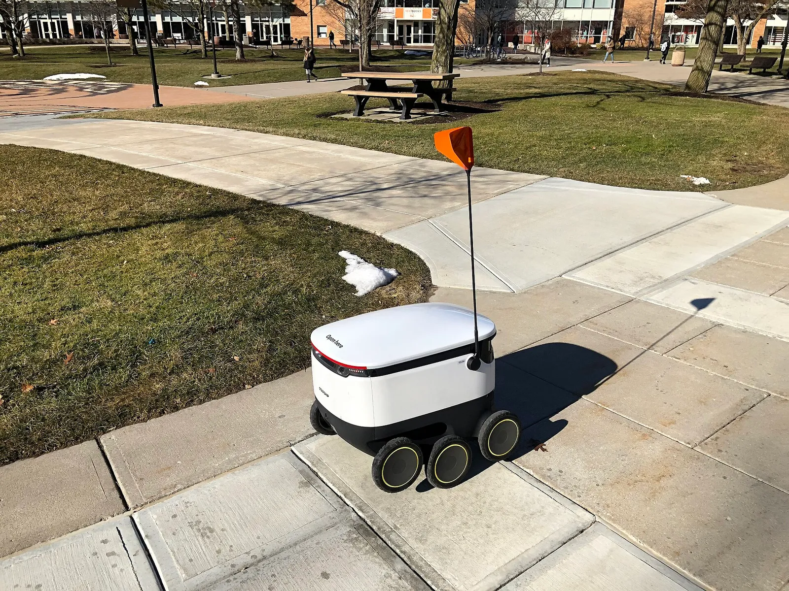 Pieni autonominen kuljetusrobotti jalkakäytävällä