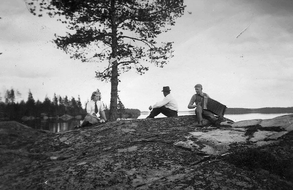 Valoisa kesäyö järven rannalla