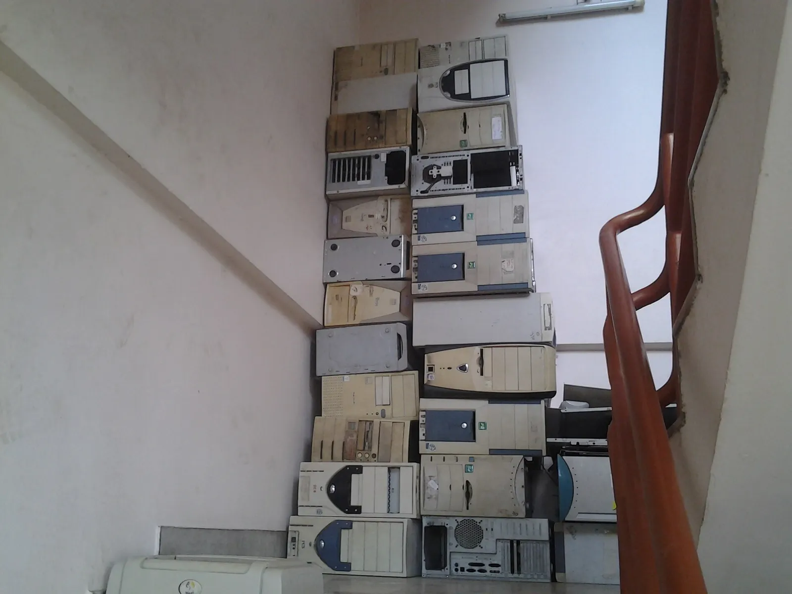 Elektroniikkaromua kasassa