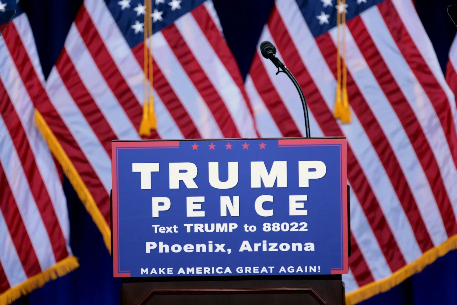 Donald Trump puhujakorokkeella (arkistokuva)