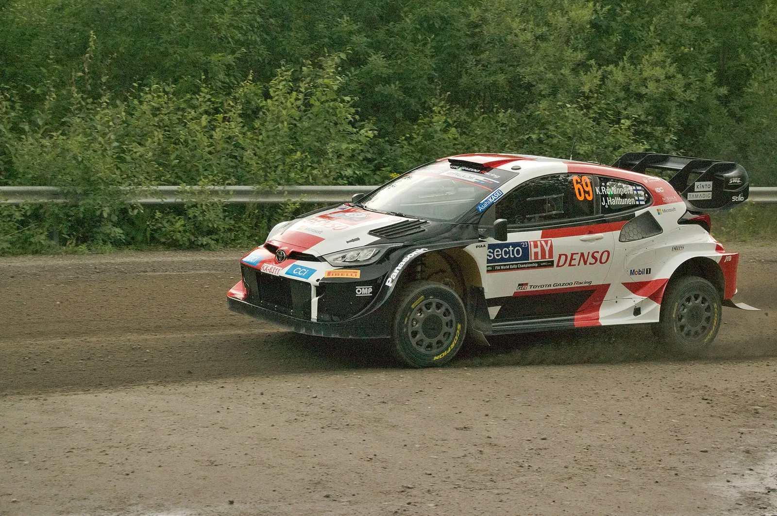 Kalle Rovanperä ralliautossa