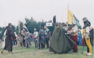 Keskiaikaisiin asuihin pukeutuneita historiaharrastajia