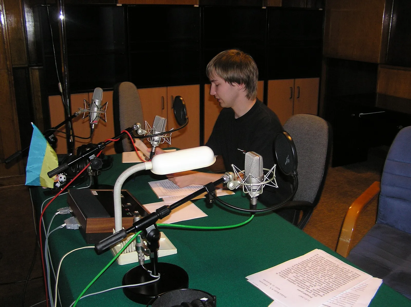 Radiostudion mikrofoni ja laitteita