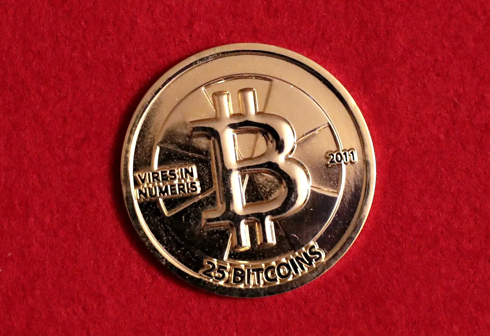 Bitcoinia esittävä kolikko