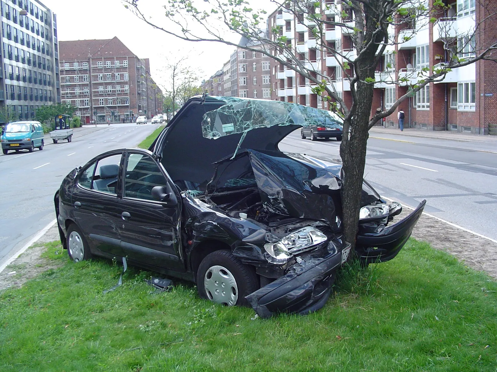 Kolaroitu henkilöauto tien varressa
