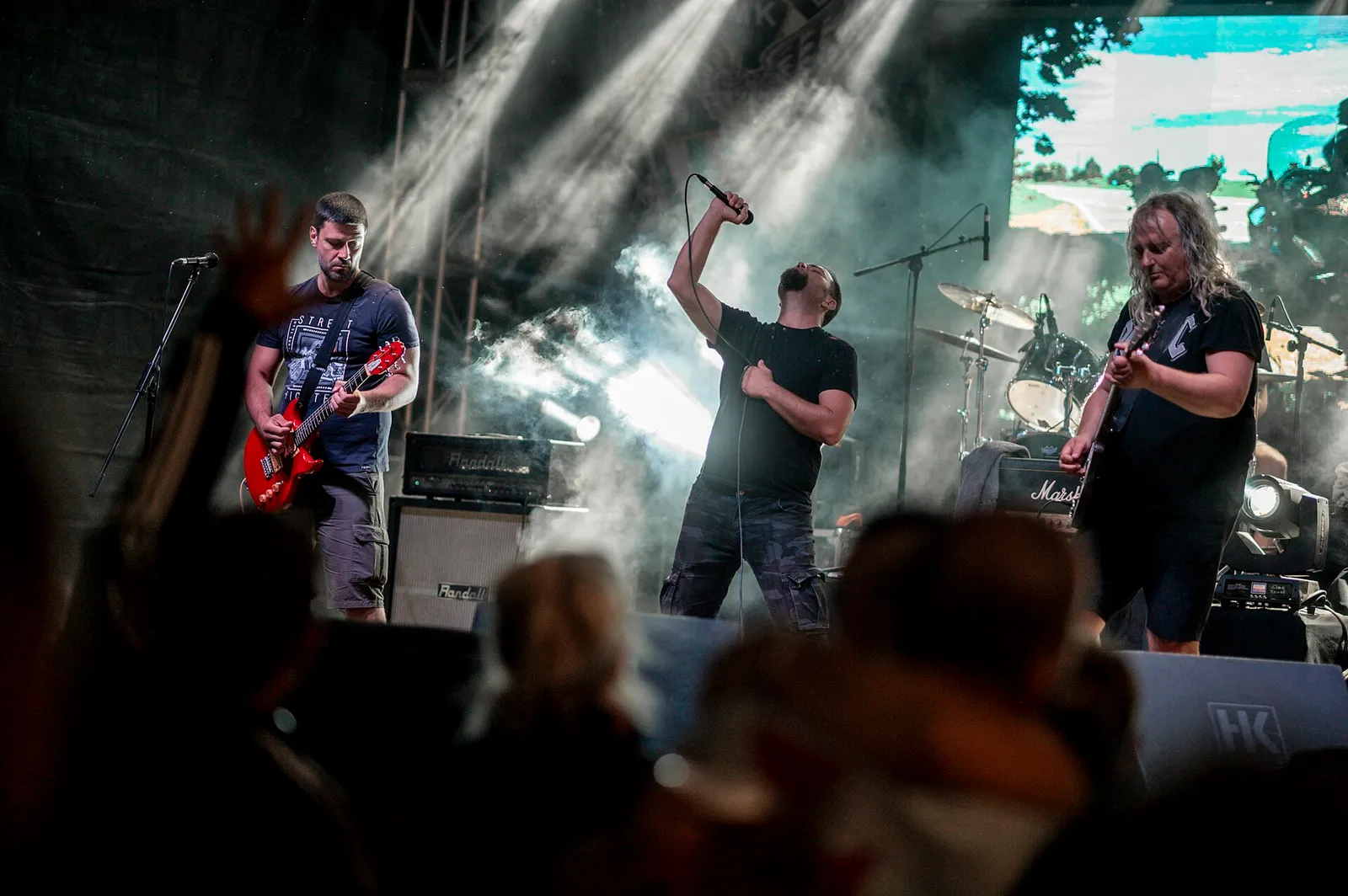 Yhtye esiintyy ulkoilmafestivaalilla