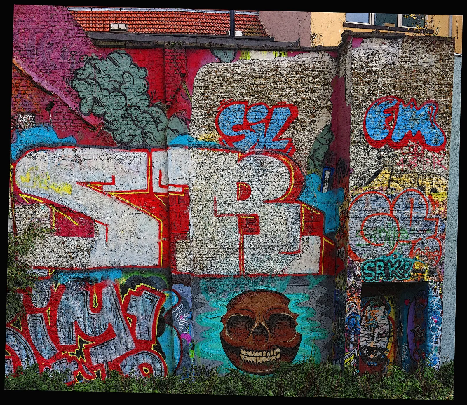Värikäs graffitiseinä (kuvituskuva)