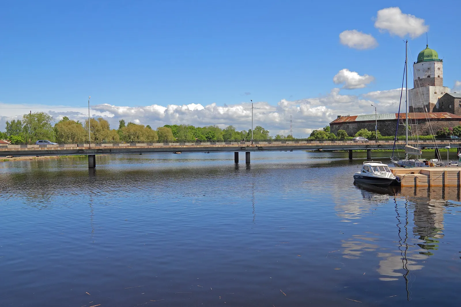 Viipurin linna veden takaa kuvattuna