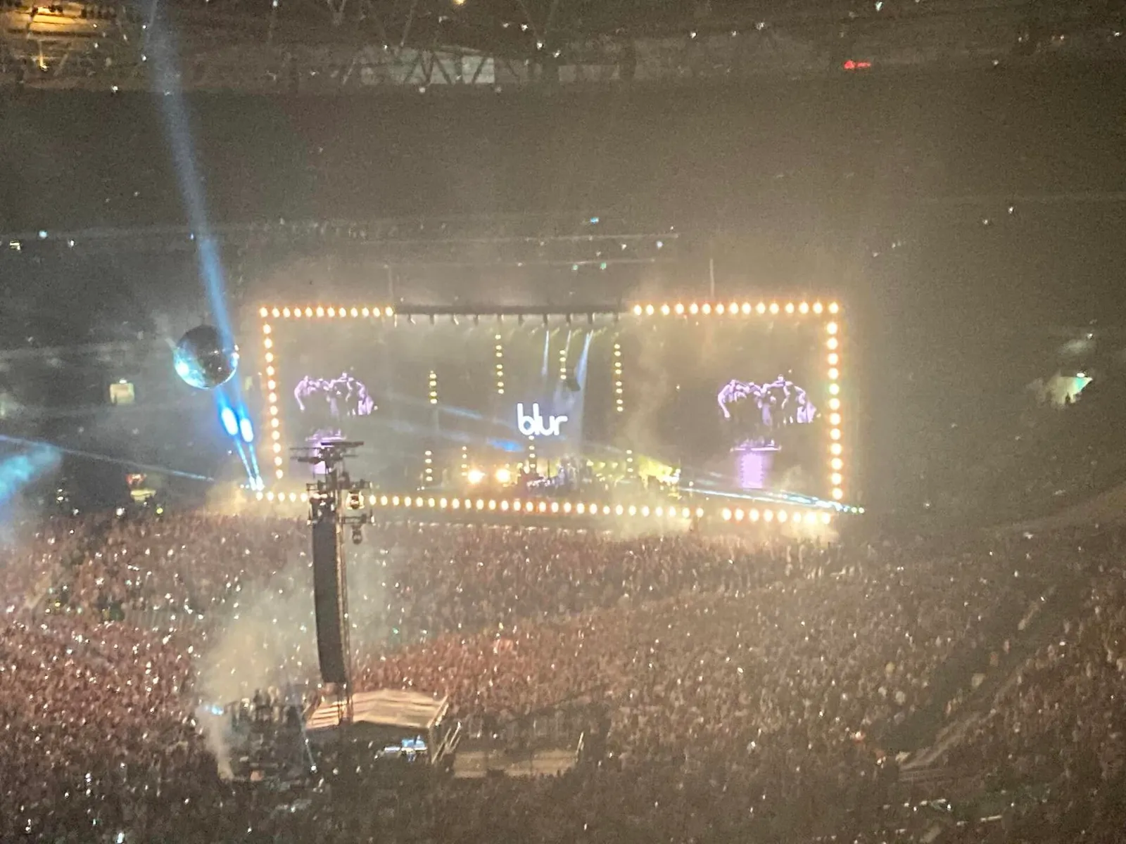 Valoshow stadionkonsertissa