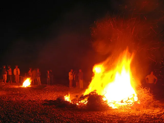 Keskikesän kokko yöllä (kuvituskuva)