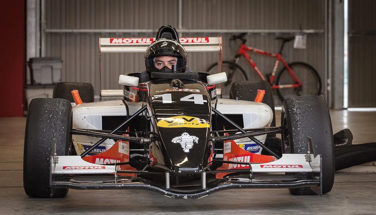 Yksipaikkainen formula-auto radalla (kuvituskuva)