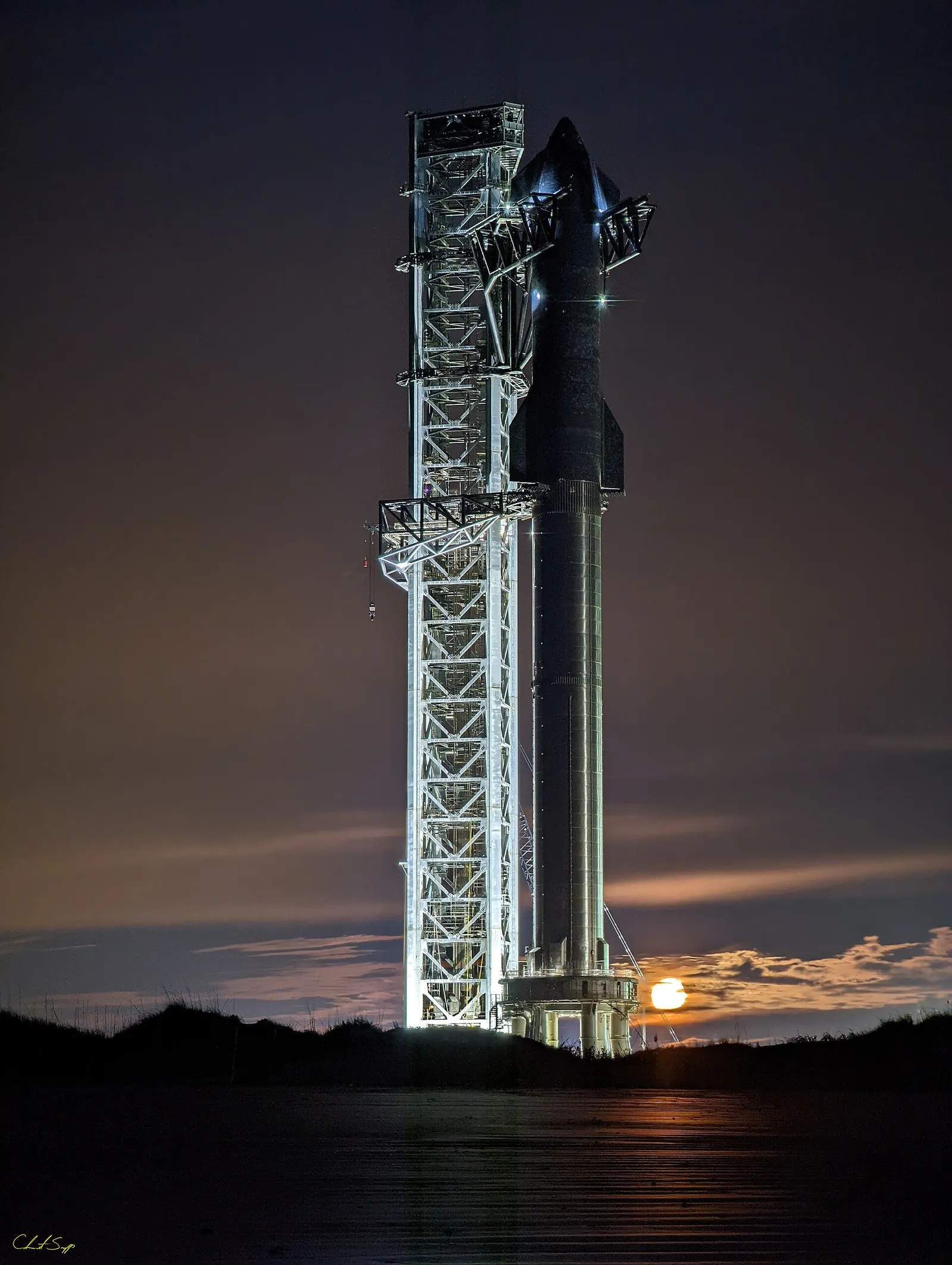 SpaceX:n Starship-alus laukaisualustalla