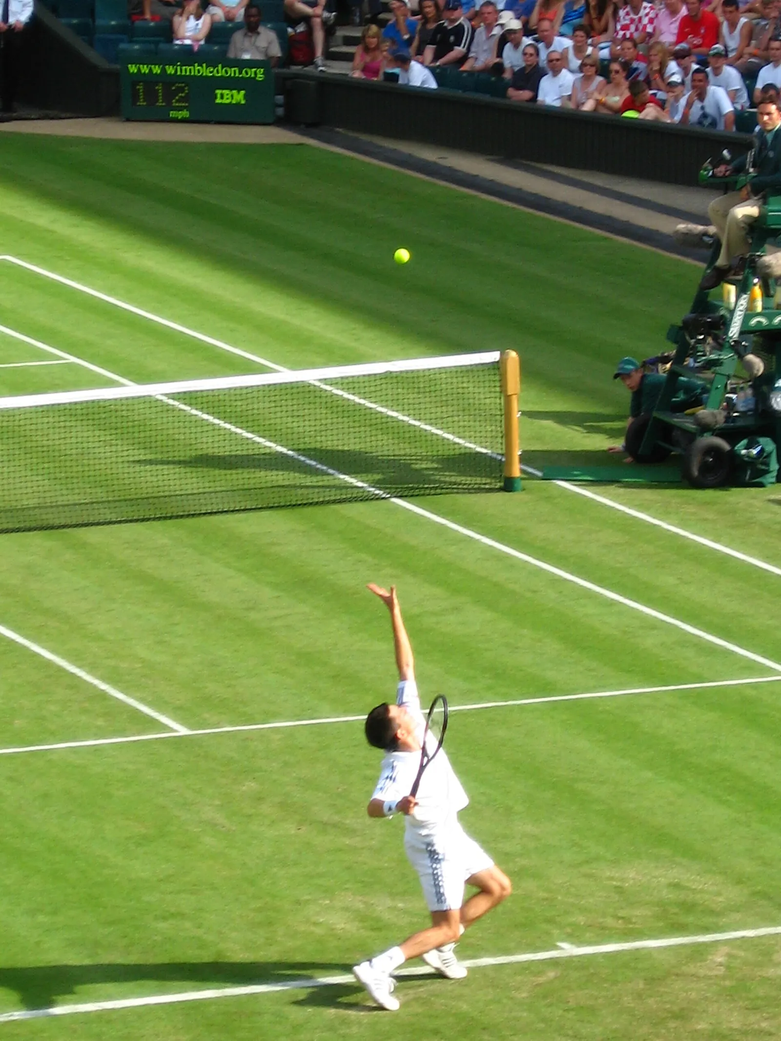 Tennistä Wimbledonin nurmikentällä (kuvituskuva)