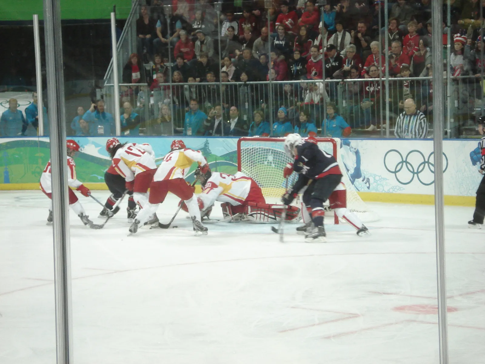 Naisten jääkiekkoa olympialaisissa (kuvituskuva)