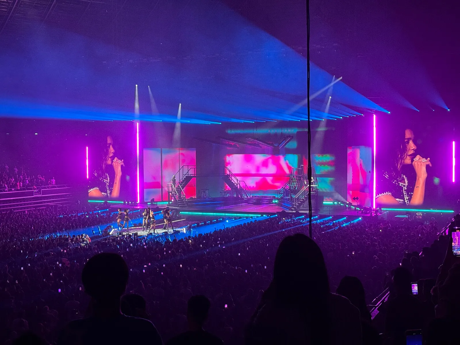 Dua Lipa esiintymässä Radical Optimism -kiertueella 2024 (kuvituskuva)