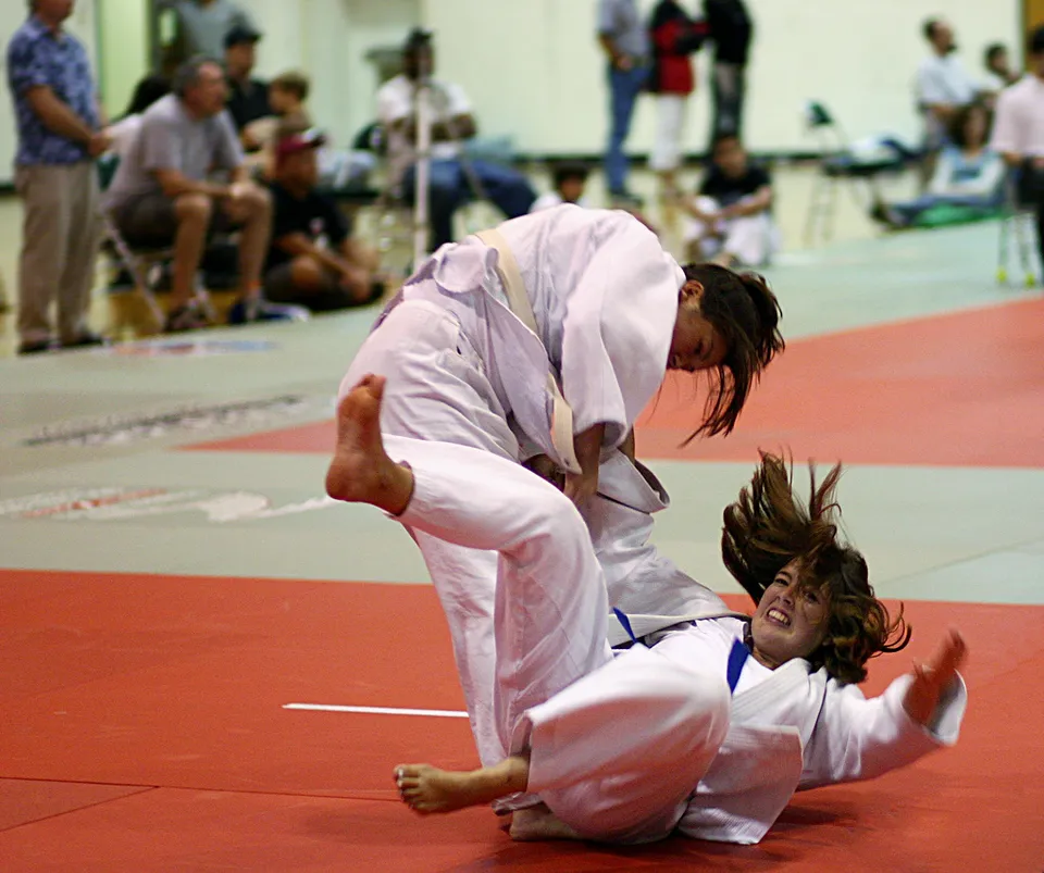 Judo-ottelu kilpailussa (kuvituskuva)