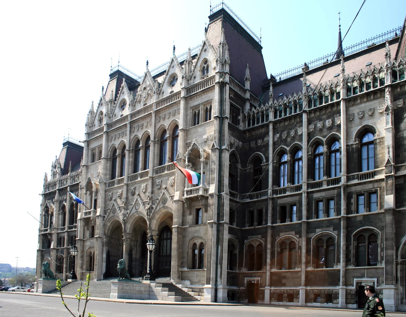 Unkarin parlamenttitalo Budapestissa Tonavan rannalla
