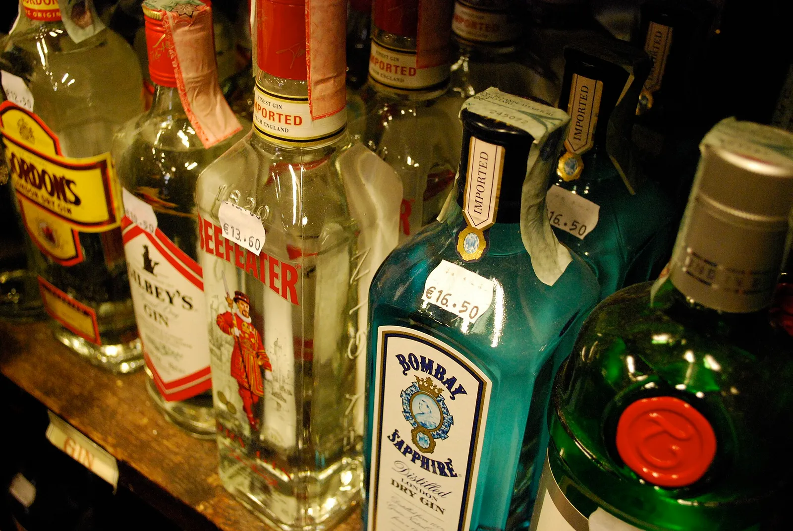 Alkoholipulloja kaupan hyllyllä (kuvituskuva)