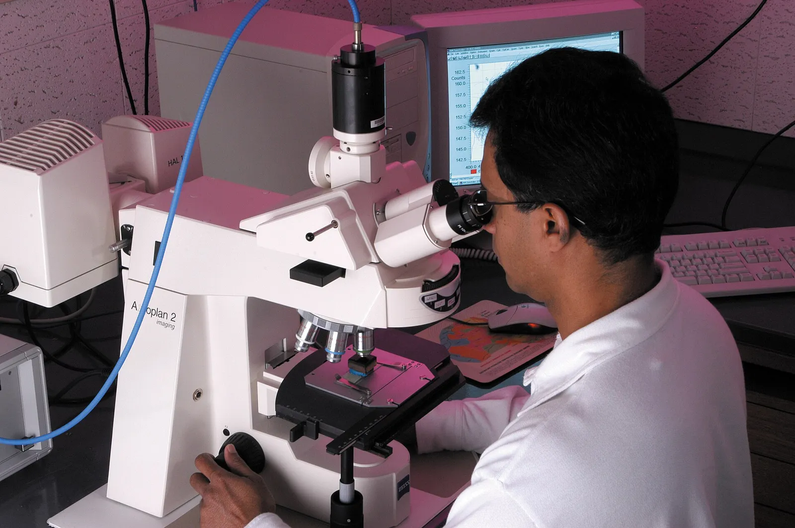 Tutkija mikroskoopin ääressä laboratoriossa