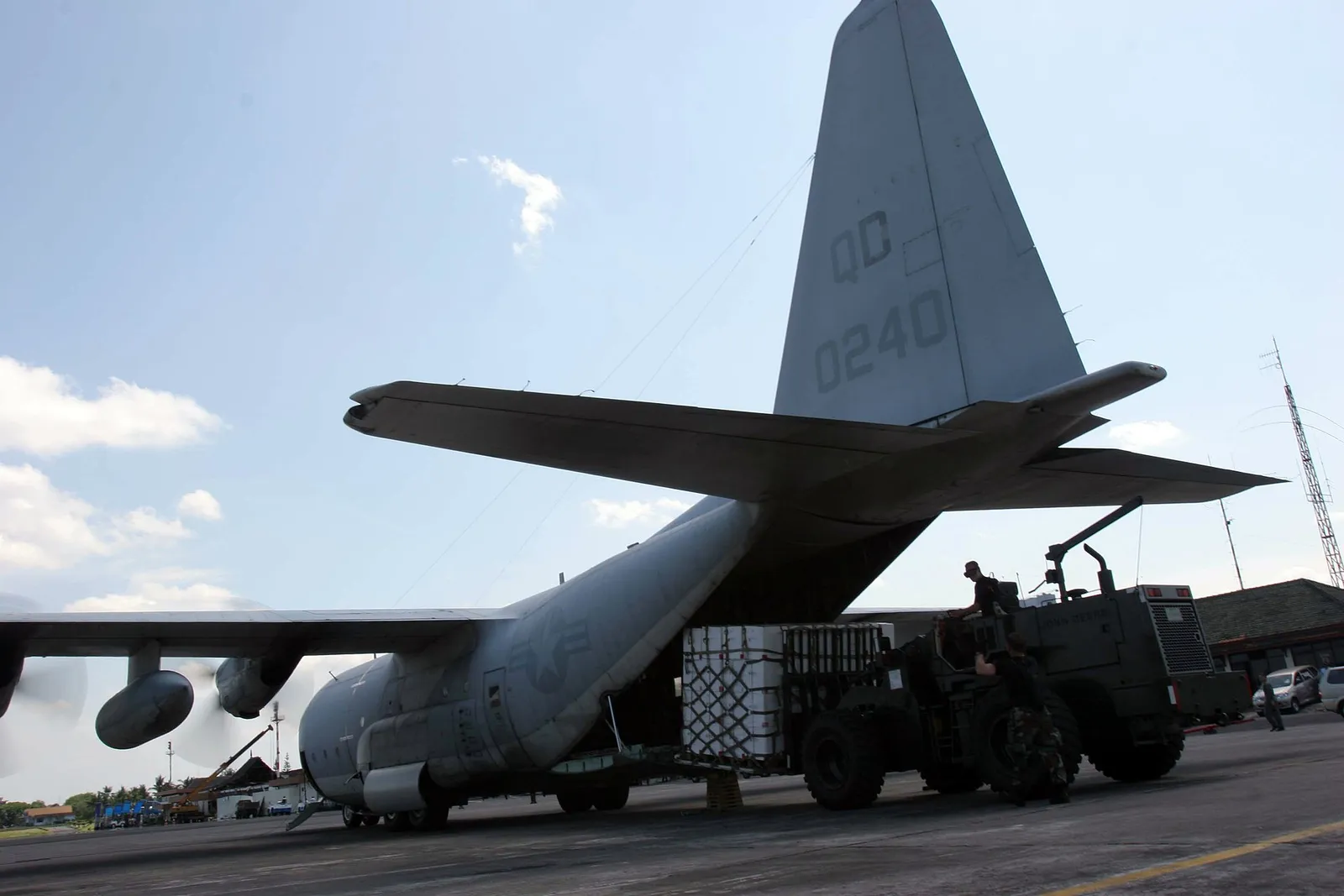 Yhdysvaltain armeijan C-130 Hercules -kuljetuskone humanitaarisessa avustustehtävässä (arkistokuva)