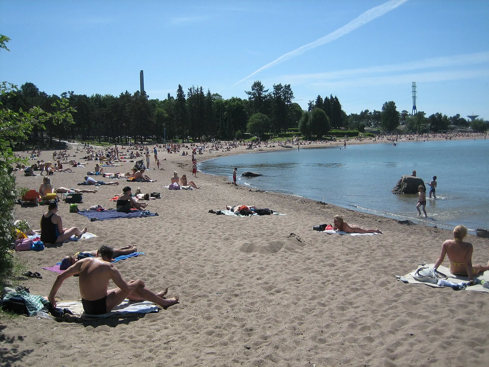Aurinkoinen uimaranta kesäpäivänä