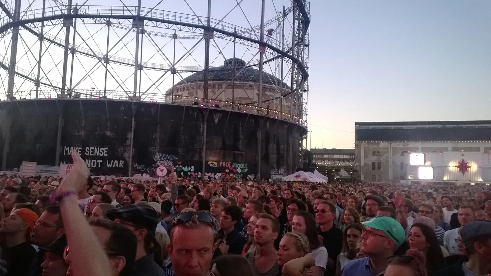 Flow Festivalin yleisöä Suvilahdessa