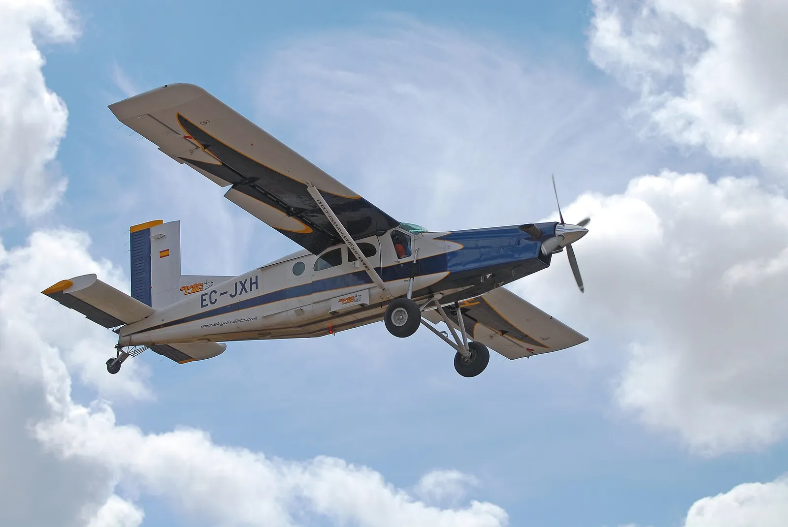 Laskuvarjohyppääjien käyttämä Pilatus PC-6 -pienkone (kuvituskuva)