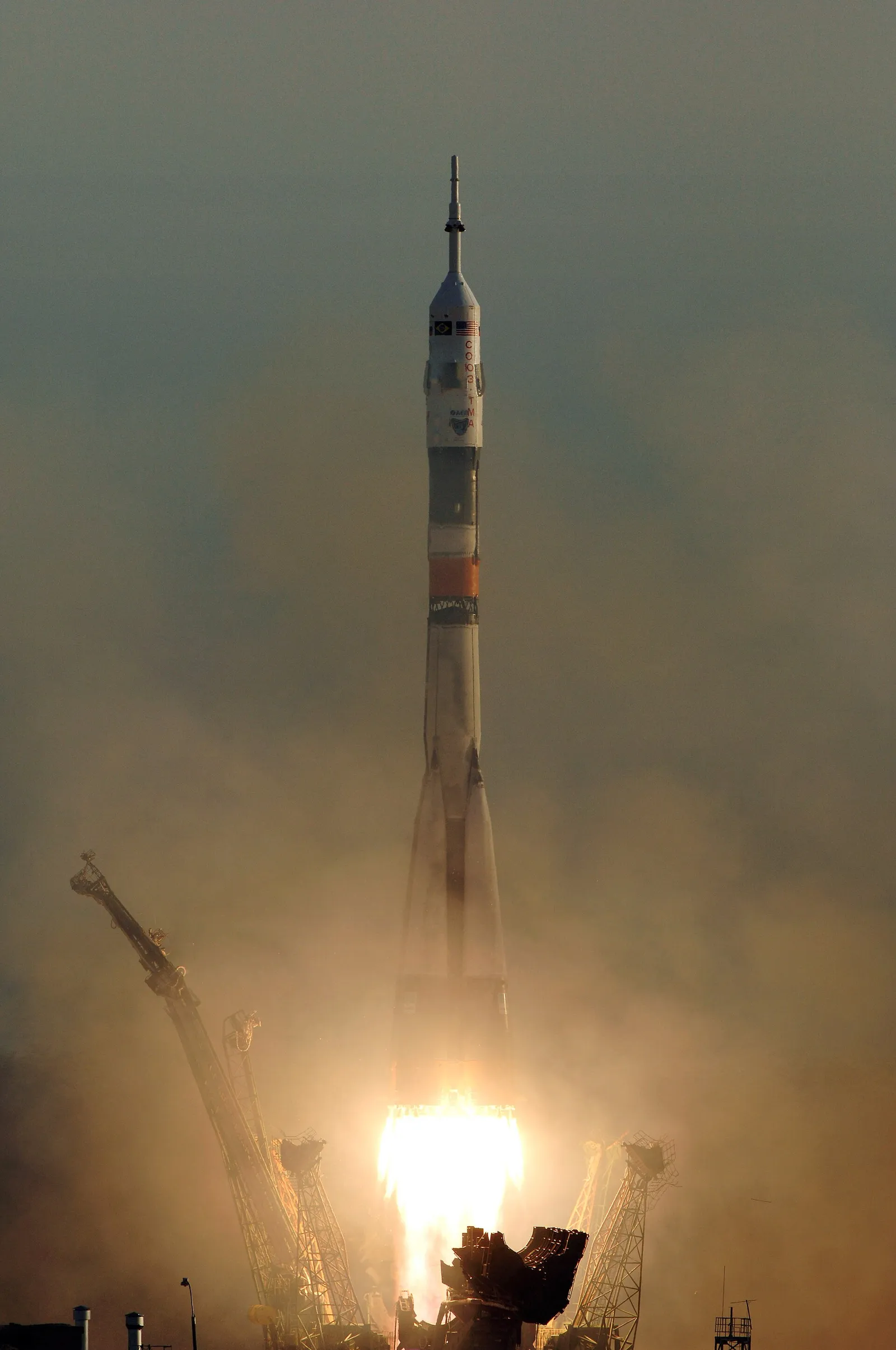 Soyuz-raketti nousee laukaisualustalta (kuvituskuva)